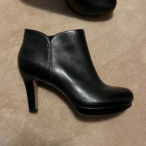 Clarks Delsie Stella black leather heeled ankle booties, size 8